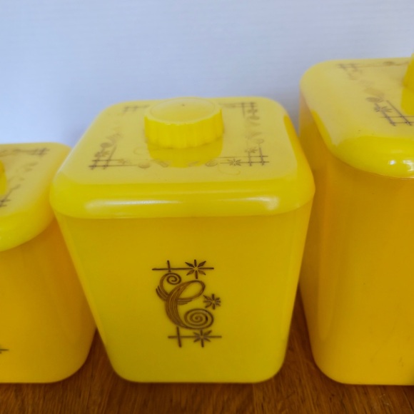 Vintage Plastic Kitchen Canisters 1960s – Yellow Atomic Starburst Set of 6 - Picture 6 of 8